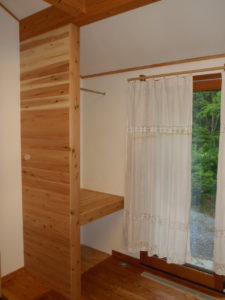 室内への袖壁設置と木カーポートへのサイディング張り