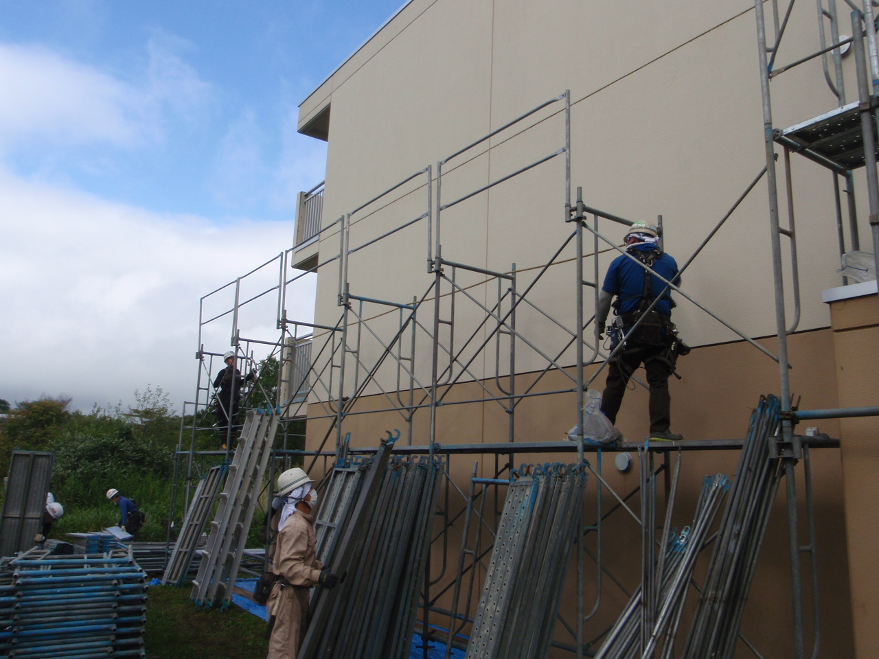 外壁塗装、屋上防水の改修工事がスタート